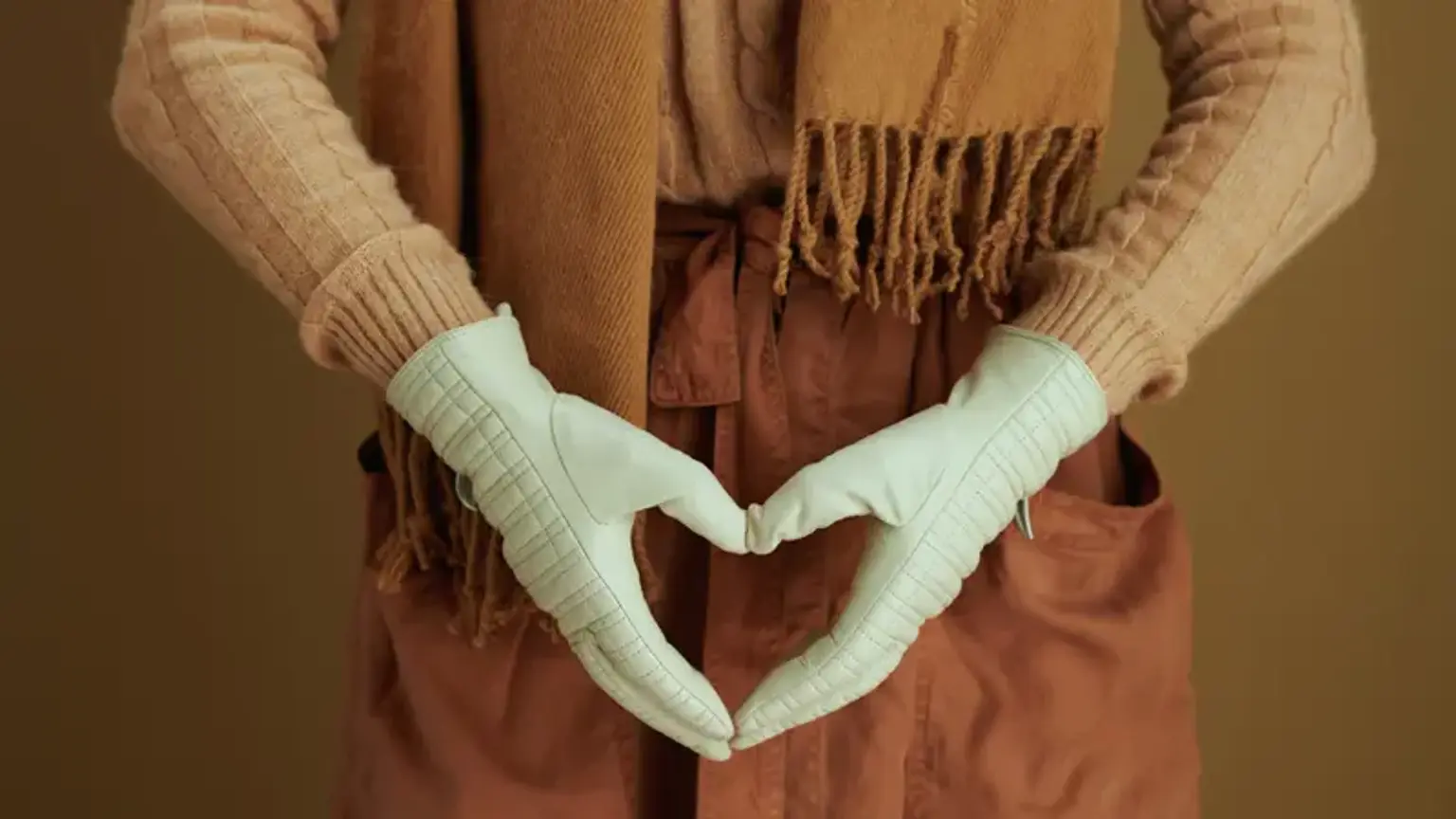 Семіз әйелдің жалап тұрған суреті