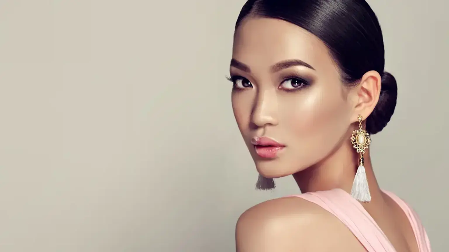 Retrato de mulher com pele lisa e harmoniosa destacando resultados de cirurgia plástica em Seul com foco em contorno facial, nariz e antienvelhecimento