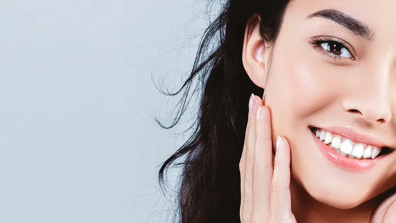 Femme souriante avec peau lumineuse illustrant les résultats de chirurgie plastique esthétique à Séoul, soins du visage et amélioration naturelle de l’apparence