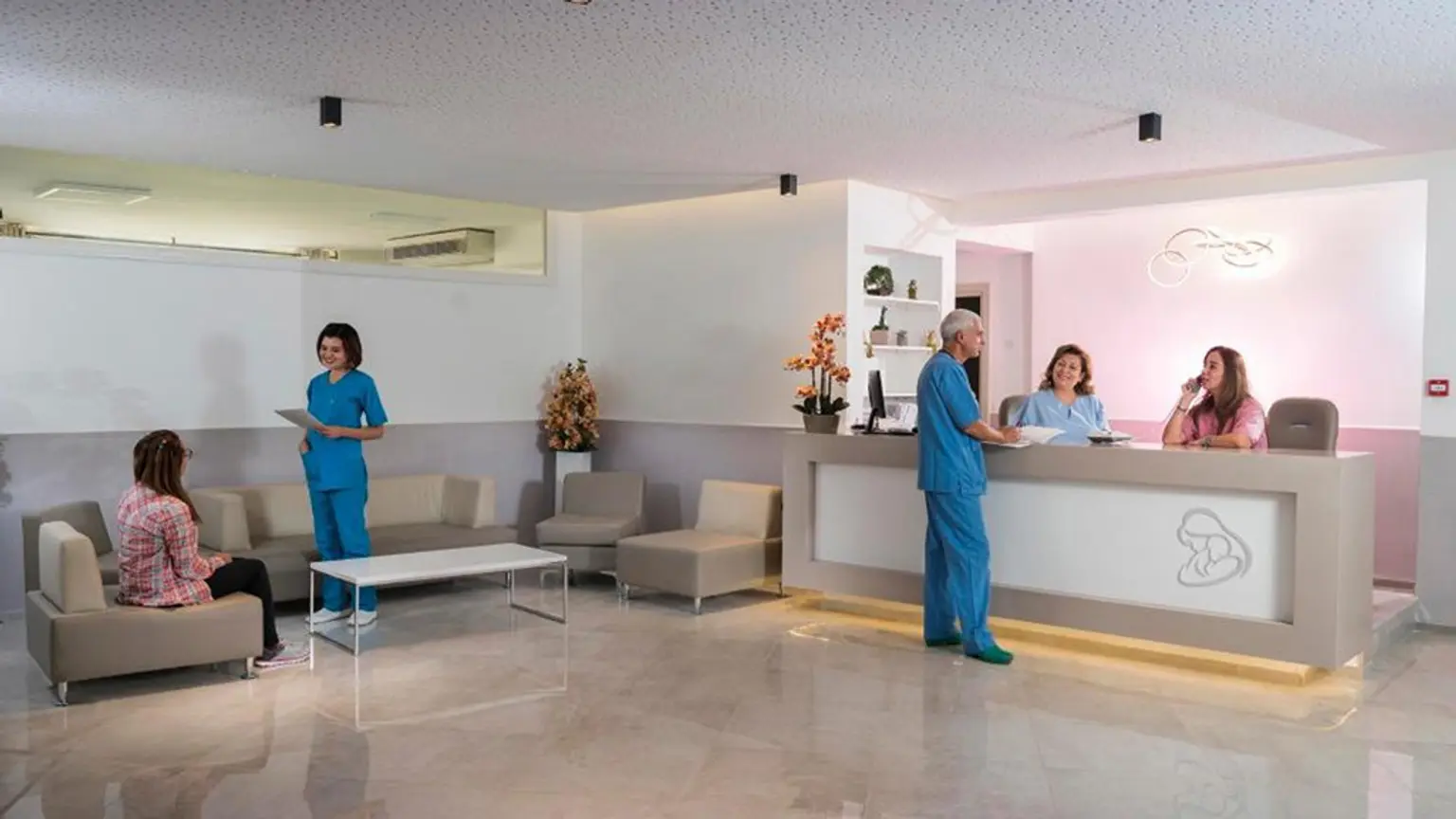 Katta kokrak uchlari va osilgan kokraklari bilan porno