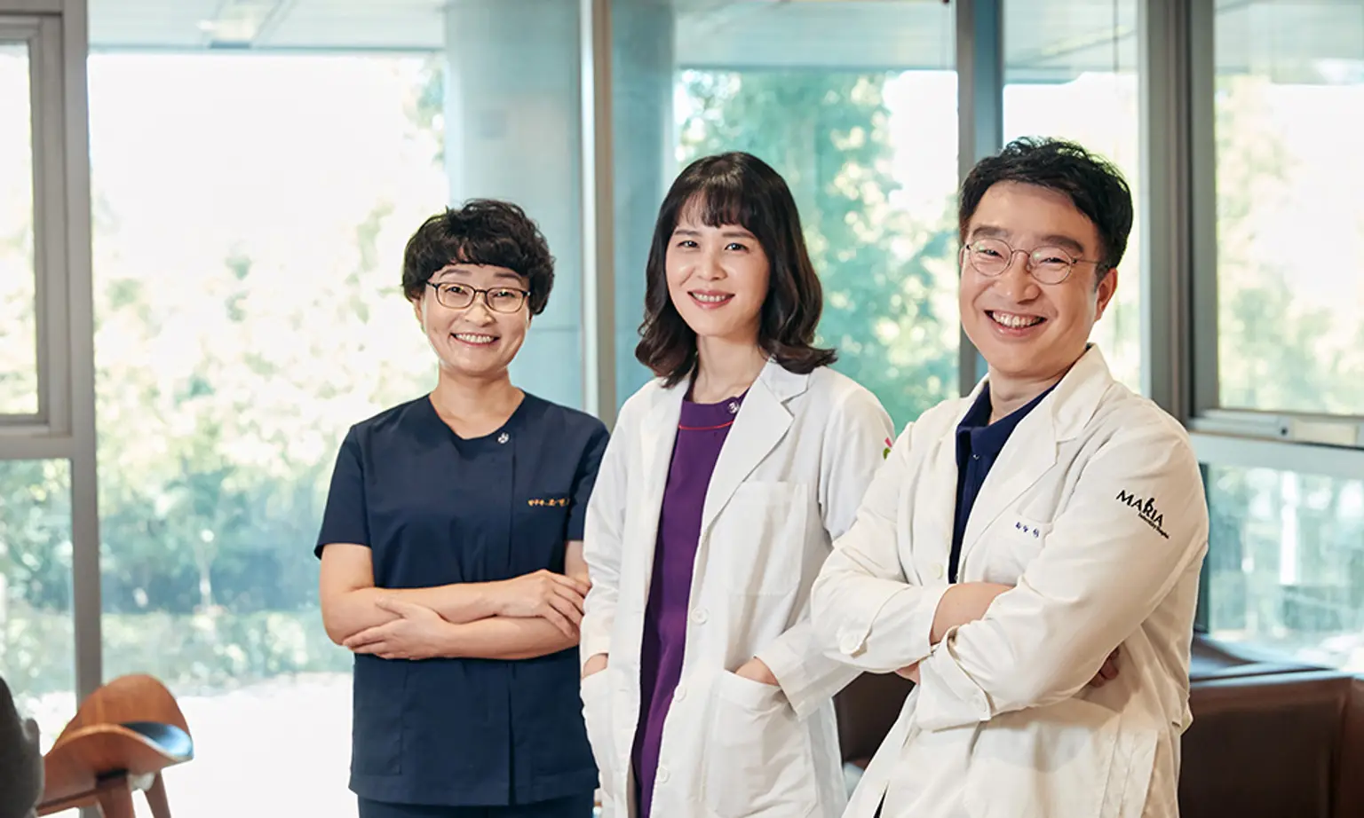 Qizlar mushuklarini yuvadilar