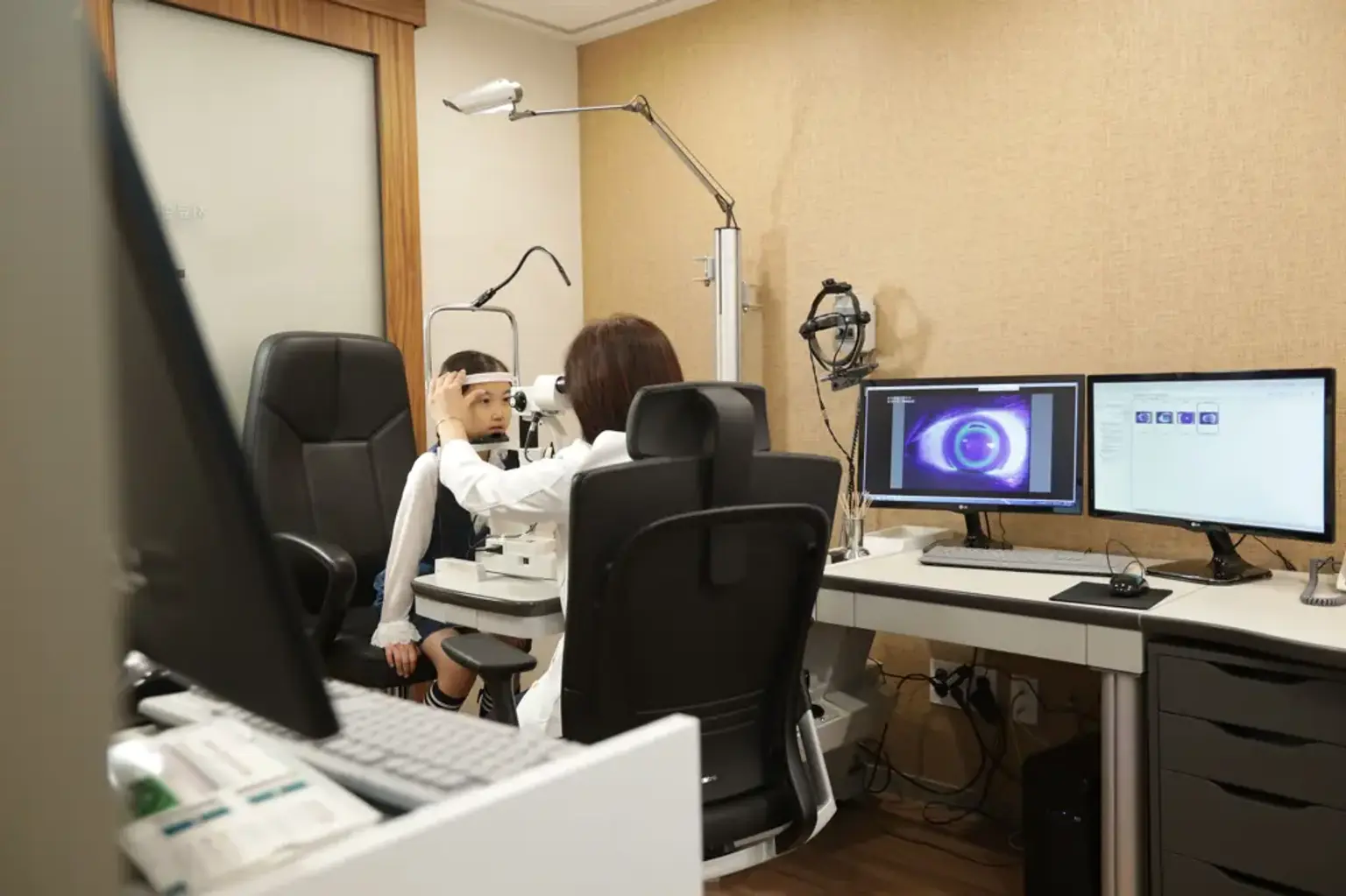 Pemeriksaan mata di Klinik Mata BGN Menara Kyobo Gangnam dengan teknologi diagnostik modern untuk layanan oftalmologi di Seoul
