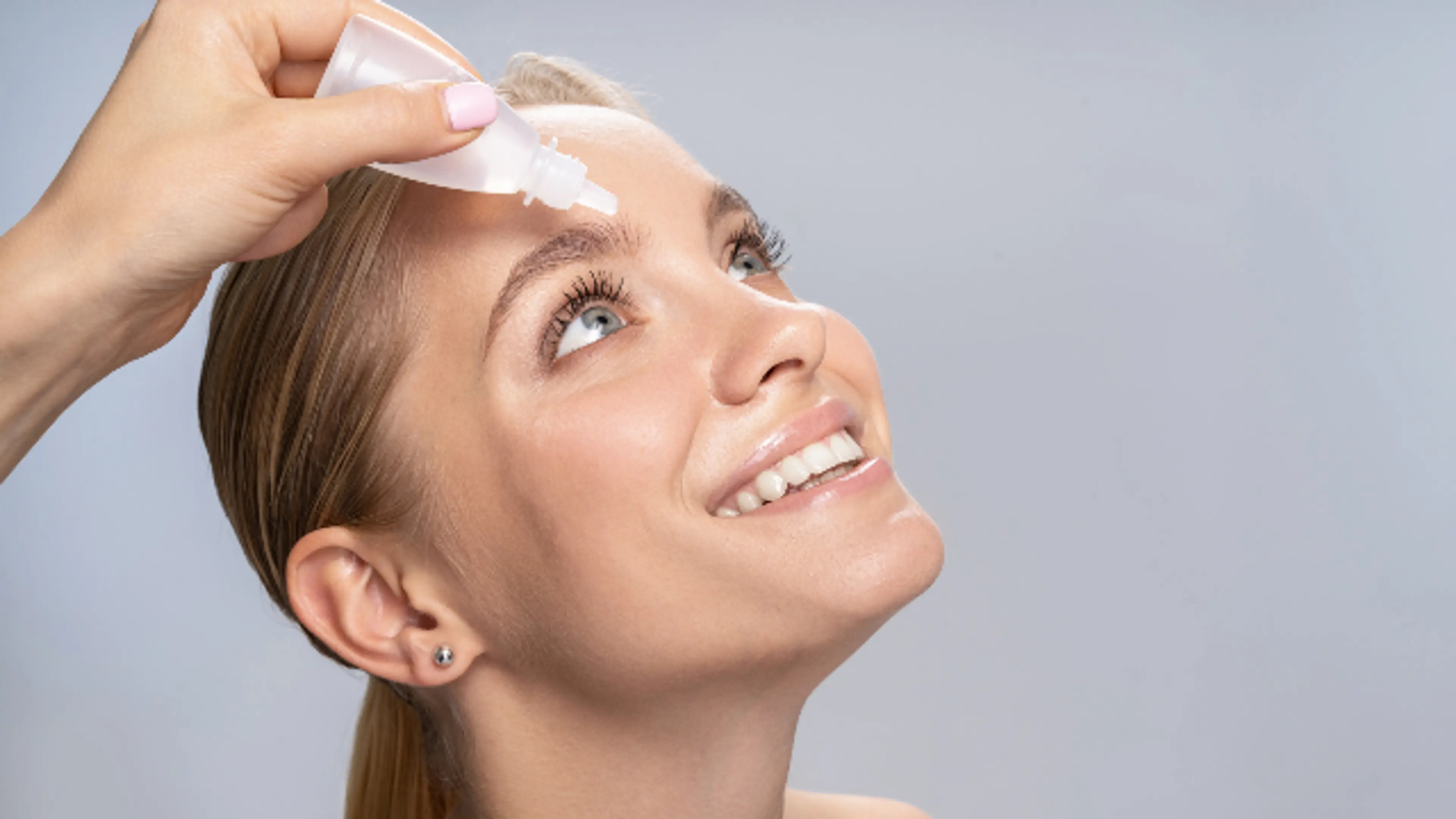 Putting on eye drops