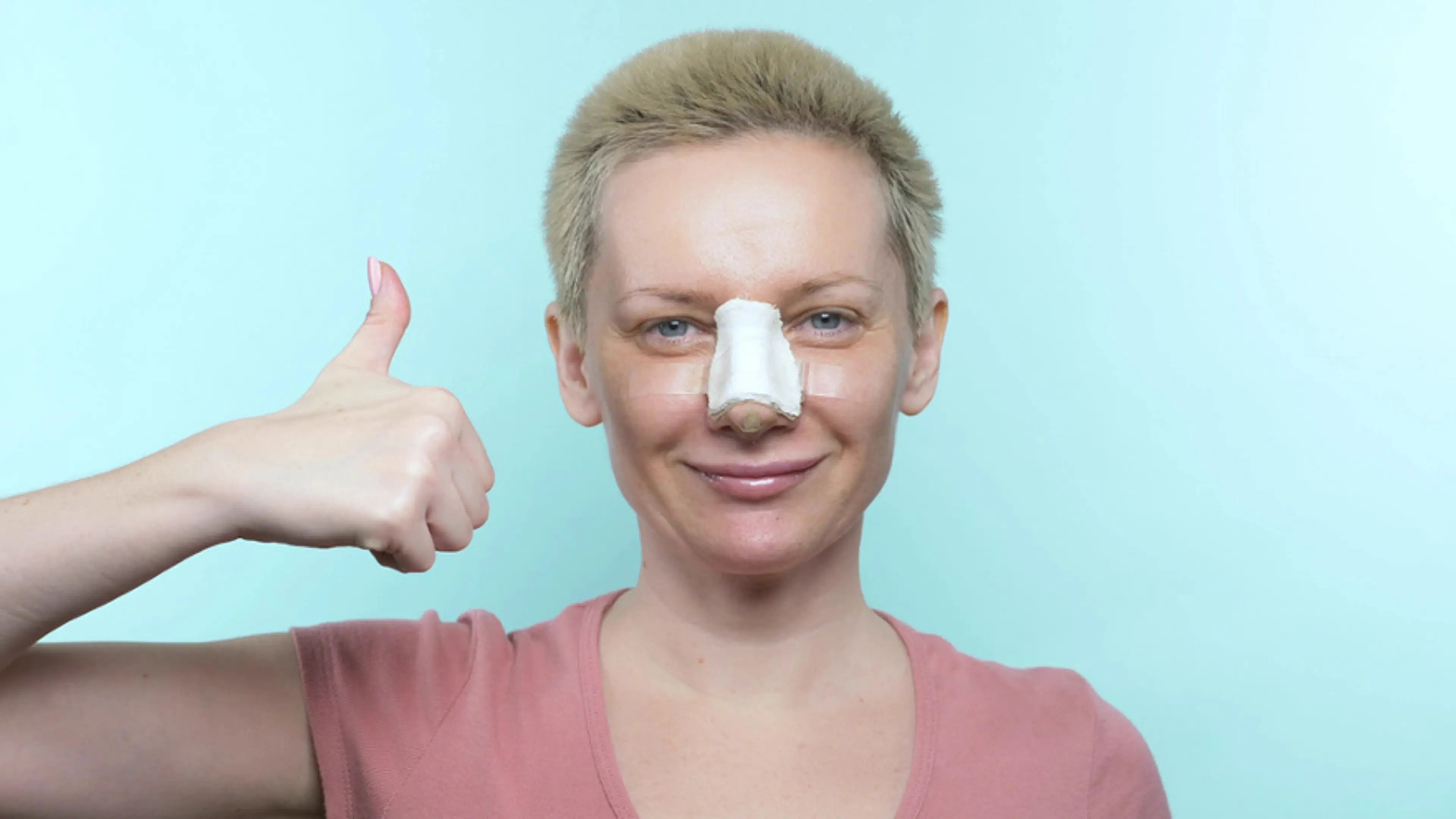 隆鼻术后淤青正常