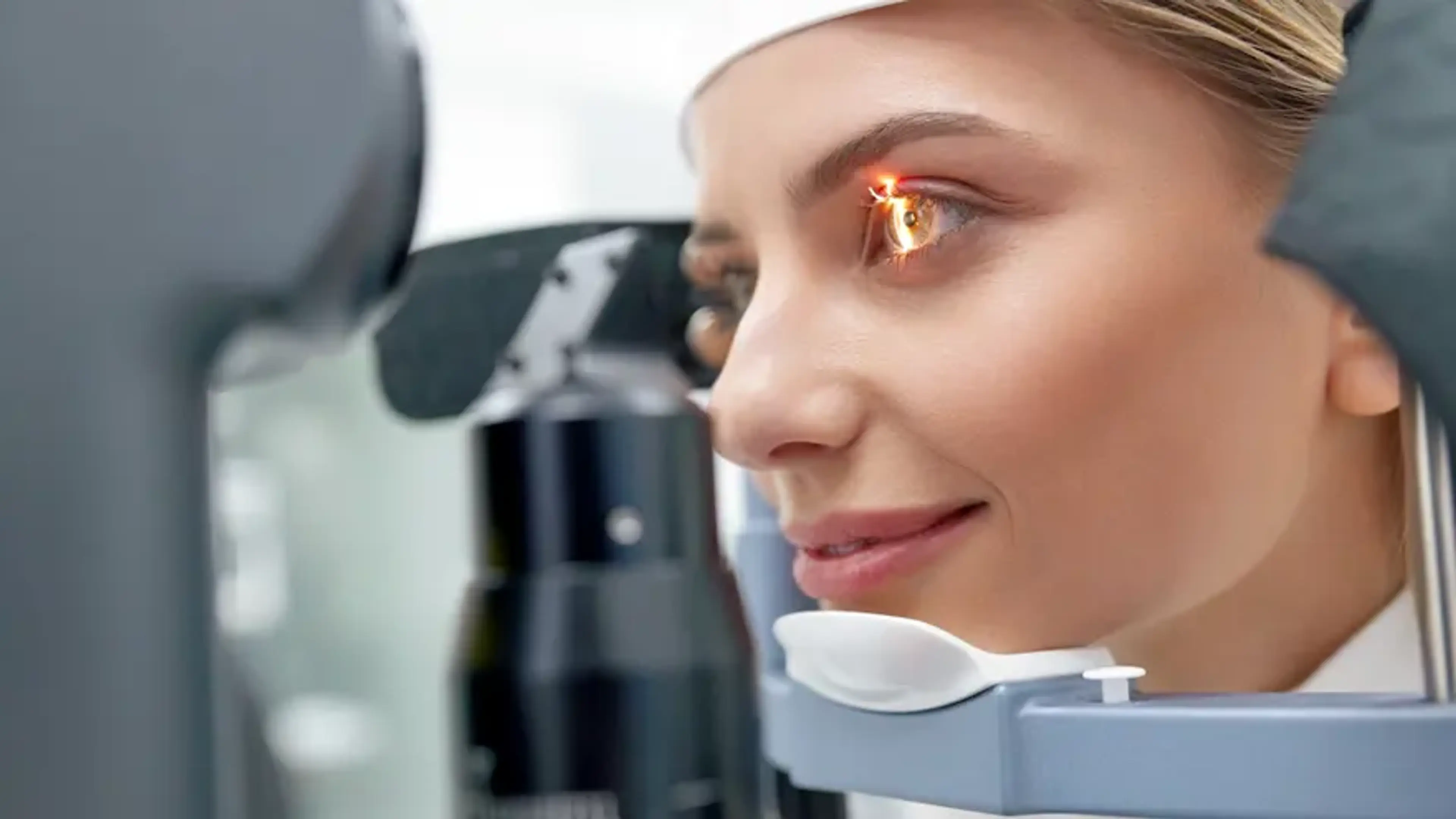 Astigmatism eye examination showing irregular focusing of light on the retina during a slit-lamp vision test