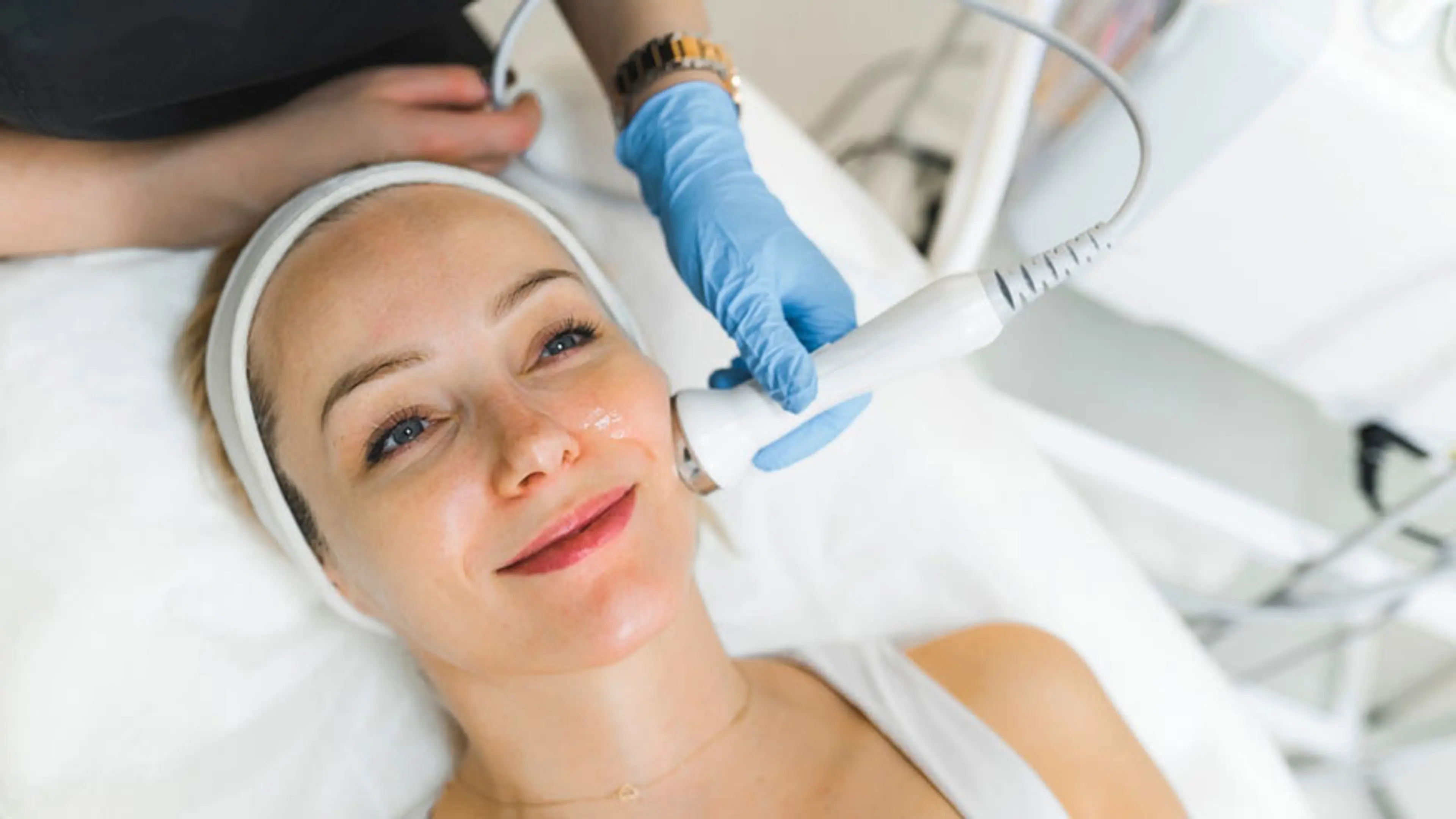 ムラのある肌の色調と質感