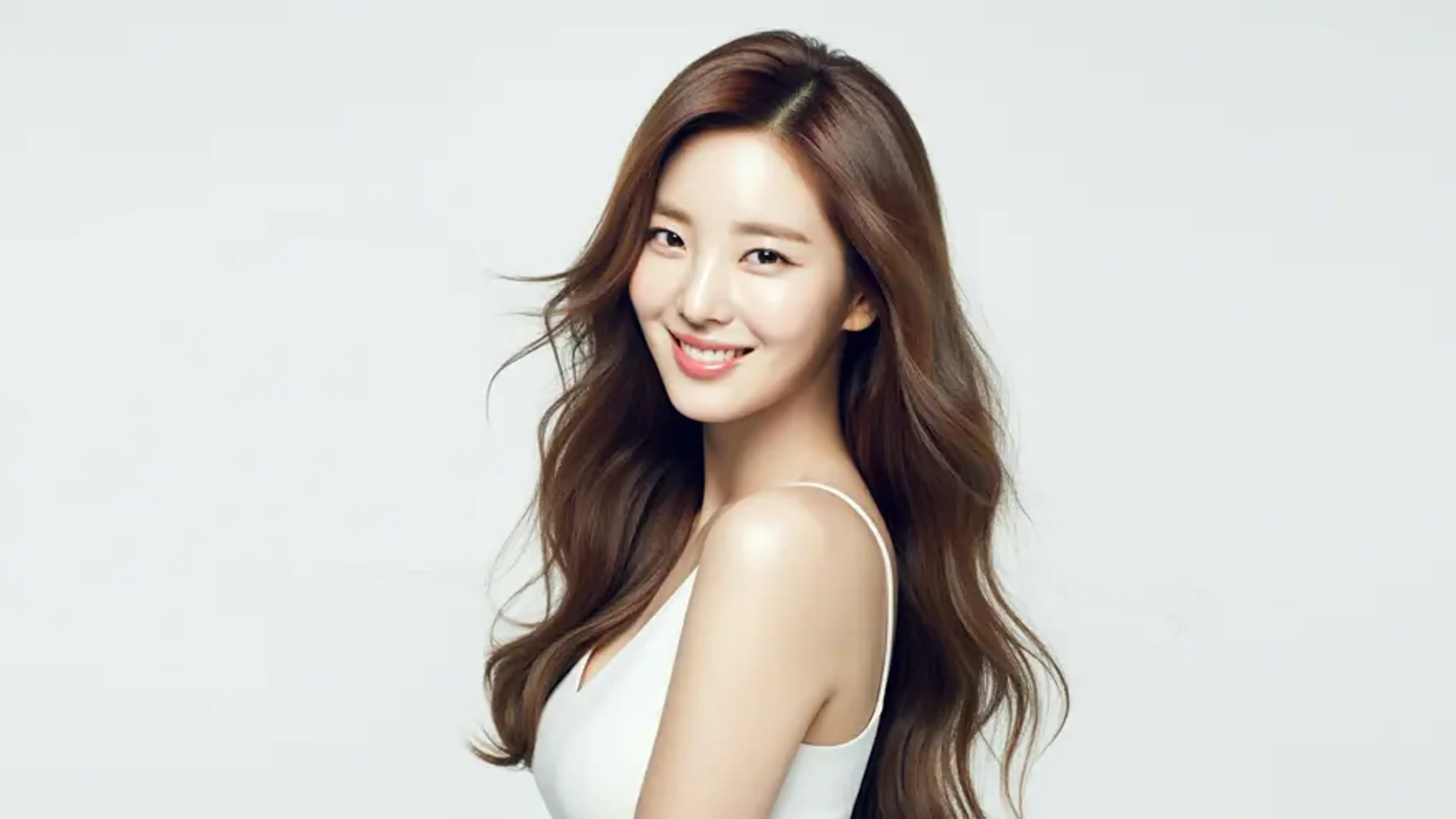 Smiling woman with smooth, youthful skin representing the benefits of quick wrinkle treatment and non-invasive anti-aging procedures.